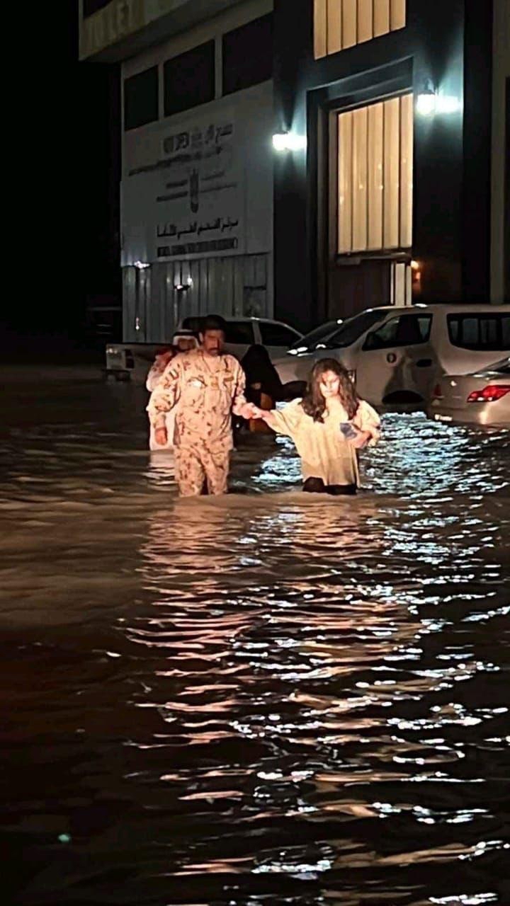 مشهد مخيف سيل جاريف يسحق أحد الأسواق في الإمارت وإغلاق الطرقات في قطر من الفيضانات -فيديو