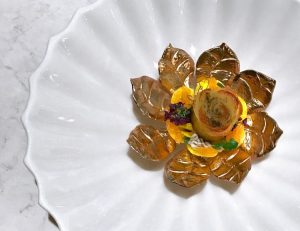 روز "Roi Soleil" ، تورتة من أزهار البلسان وجبن الماعز واللوجروم (بيض سمك الحفش الأبيض. تأتي الأسماك من جزء معين من خليج بوتنيا)