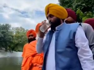 وزير هندي يتسمم بعد شربه كأساً من الماء ليثبت نظافة نهر تعتبره الديانة السيخية مقدساً..فيديو