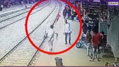 بالفيديو إنقاذ حياة رجل هندي باللحظة الأخيرة قبل مرور القطار