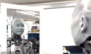 (فيديو) الروبوت الأكثر تطوراً في العالم وكأنه نسخة طبق الأصل من البشر يغمز ويبتسم ويغضب ولا يسمح لأحد بلمسه 