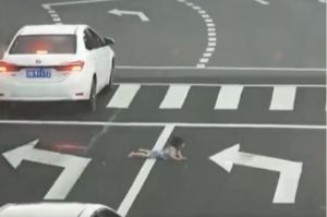 شاهد فتاة تسقط من نافذة السيارة في الصين والسائق يبتعد