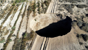 شاهد ظهور حفرة عملاقة غامضة بالأرض في التشيك