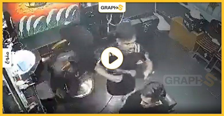 بالفيديو|| أحرق المحل بكامله بمن فيه.. انفجار مجفف شعر بيد حلاق