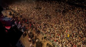 أعلى حضور جماهيري في حياته 500 ألف متفرج يحضرون حفل تامر حسني في الإسكندرية