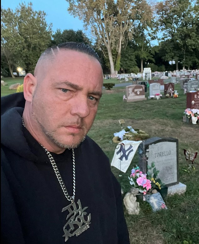 رجل أمريكي يتبول على قبر زوجته السابقة