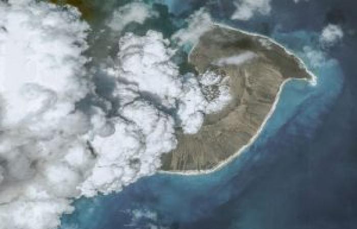 ولادة جزيرة جديدة في المحيط الهادئ بعد ثوران بركان تحت الماء.. جزيرة "بيبي"