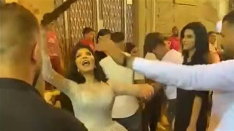 معرّضة العريس لإصابة بالغة..عروس مصرية ترقص بساطور غليظ في حفل زفافها -فيديو