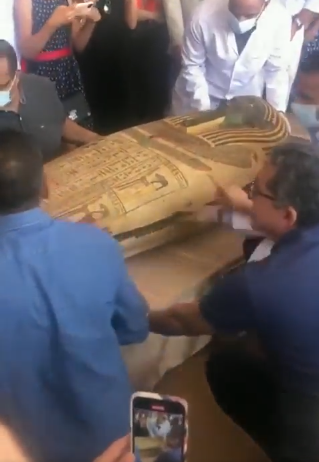 بالفيديو|| لحظة فتح نعش فرعوني قديم مختوم منذ 2500 عام