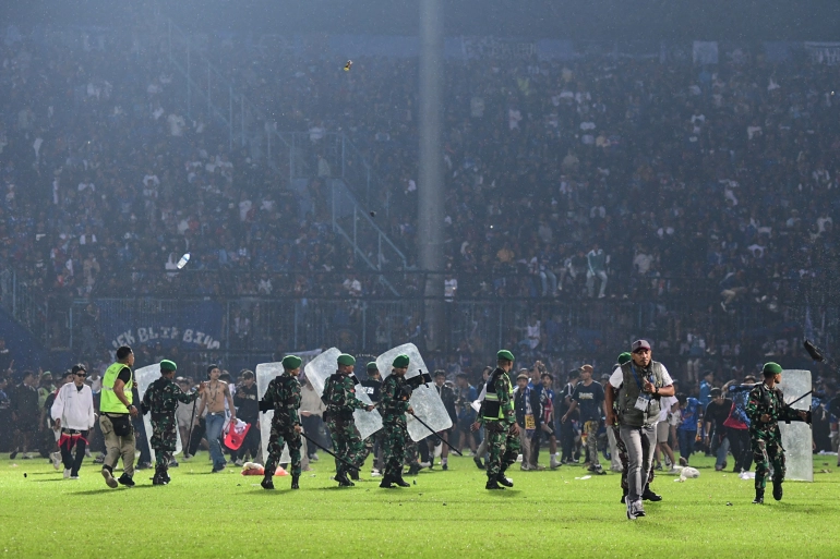 مقتل العشرات في تدافع وأعمال شغب في مباراة إندونيسيا لكرة القدم -فيديو