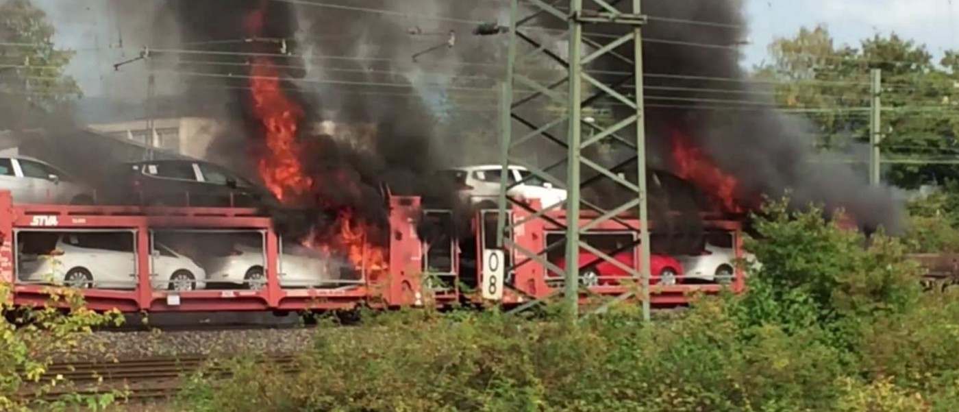 بالفيديو|| قطار شحن يصطدم بشاحنة وقود في المكسيك ما أدى لحرائق في عشرات البيوت وإخلاء مئات البيوت