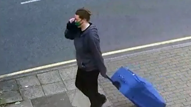 سيدة بريطانية تنهي حياة زميلتها وتضعها في حقيبة سفرية