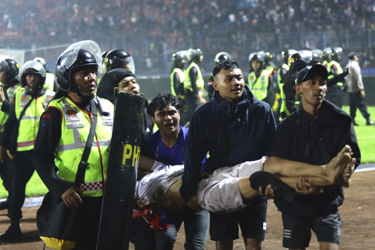 مقتل العشرات في تدافع وأعمال شغب في مباراة إندونيسيا لكرة القدم -فيديو
