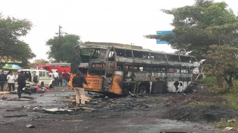ضحايا باحتراق حافلة بالهند.. التهمتهم النيران أثناء نومهم - فيديو