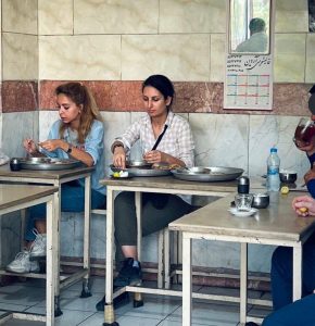 شرطة الأخلاق الإيرانية تلقي القبض على شابة تناولت الإفطار في مطعم دون الحجاب