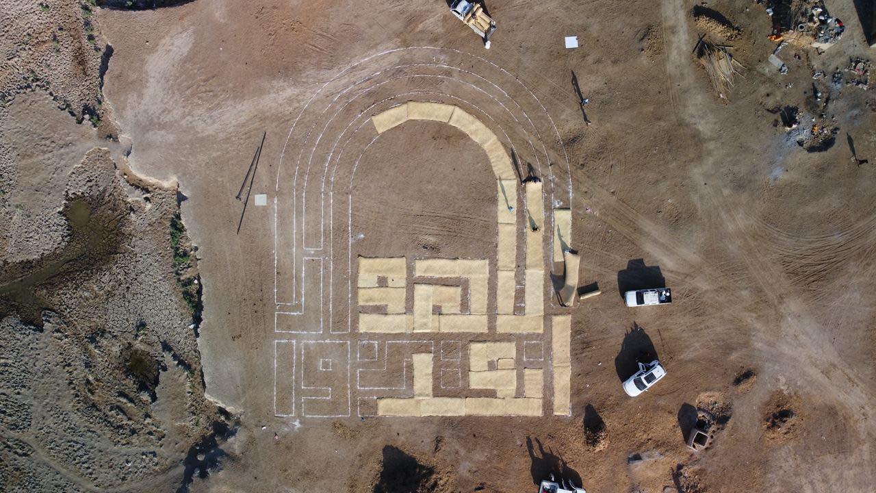 فنان عراقي يبدع لوحة بالخط الكوفي يتم قراءتها من الفضاء -صور