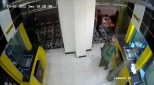 شاهد شاب يمني يفجّر بنكاً مستخدماً قنبلة يدوية بسبب خلاف شخصي مع أحد الموظفين 