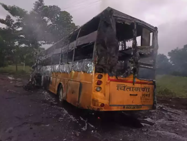 ضحايا باحتراق حافلة بالهند.. التهمتهم النيران أثناء نومهم - فيديو