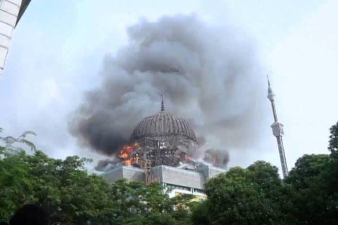 انهيار قبة المسجد الإسلامي الكبير بأندونيسيا