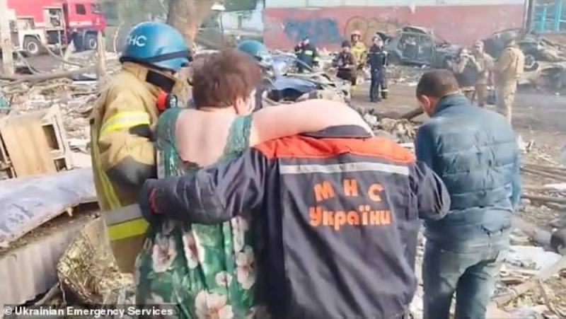 بالفيديو|| لحظة إنقاذ امرأة مسنة واستخراجها من تحت الأنقاض في العاصمة الأوكرانية