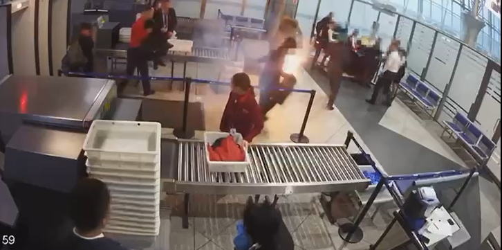 بالفيديو||انفجار شاحن "باور بنك" مع أحد الركاب في مطار آلماتا الكازاخستاني