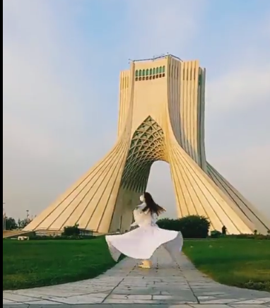 فتاة إيرانية ترقص بمظهر غير قانوني