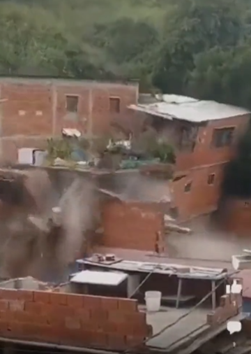 بالفيديو|| انهيار البيوت كالزلزال في كراكاس في فنزويلا بسبب الأمطار