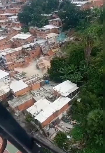 بالفيديو|| انهيار البيوت كالزلزال في كراكاس في فنزويلا بسبب الأمطار