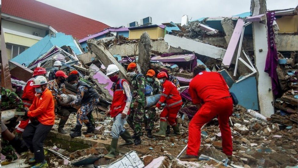  زلزال هز جزيرة جاوة الإندونيسية ووقوع المئات من الضحايا والمفقودين - فيديو