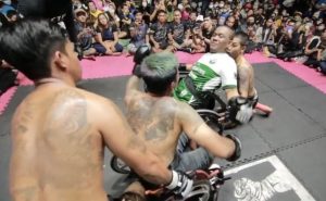 شاهد رياضة الملاكمة على الكراسي المتحركة في تايلند لديها الآلاف من المشجعين