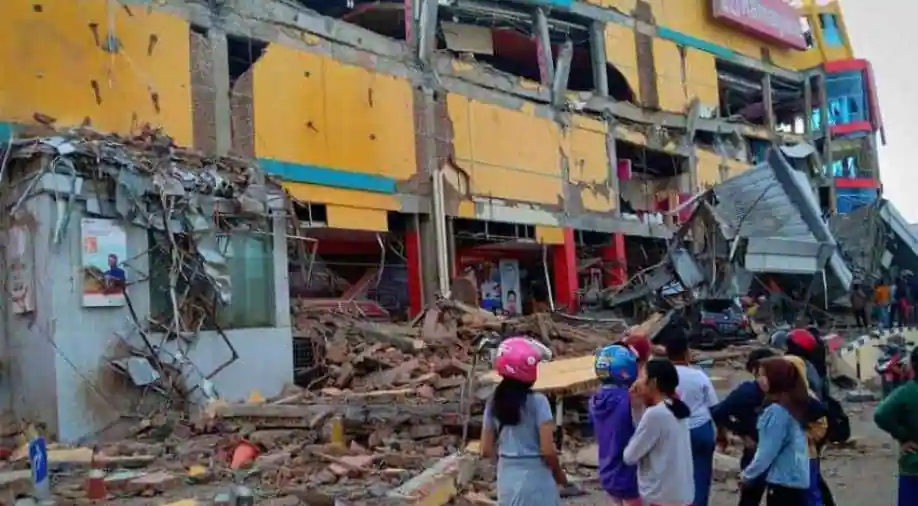  زلزال هز جزيرة جاوة الإندونيسية ووقوع المئات من الضحايا والمفقودين - فيديو