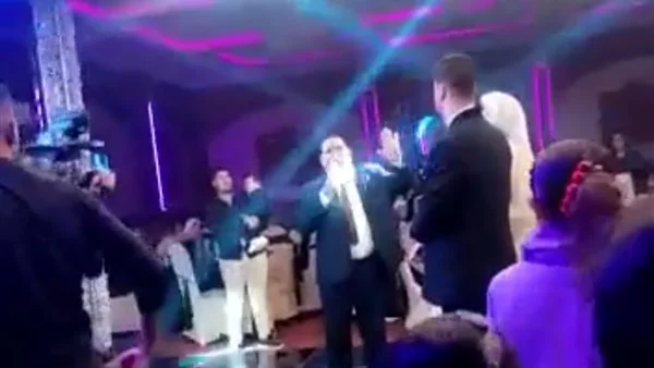 مصري يطلّق زوجته أثناء زفاف ابنته ويصدح بذلك بالميكروفون أمام الحاضرين