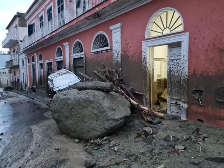 بالفيديو|| انهيار أرضي في إيطاليا خلف عشرات الضحايا والمفقودين