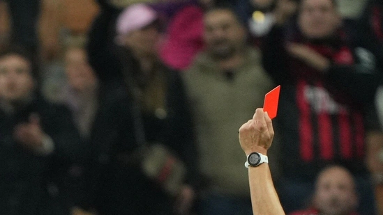حكم أرجنتيني يستعد لمونديال قطر 2022 بتوزيع 10 بطاقات حمراء في نهائي بلاده -فيديو