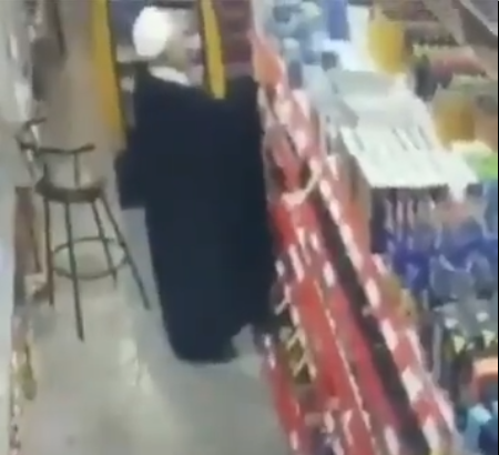 رجل دين إيراني يسرق من أحد متاجر العاصمة طهران