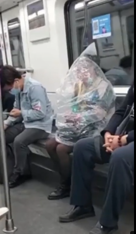 امرأة صينية تتناول الموز بالقطار بشكل محترف