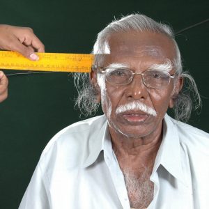 مدرس هندي متقاعد يدخل موسوعة غينيس للأرقام القياسية لأطول شعر أذن