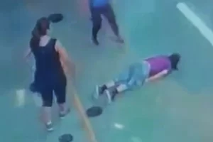 امرأة تسقط ميتة فجأة أثناء ممارسة التمارين في صالة الألعاب الرياضية 