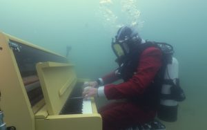شاهد: شاب يعزف على البيانو تحت الماء "صوت غريب"