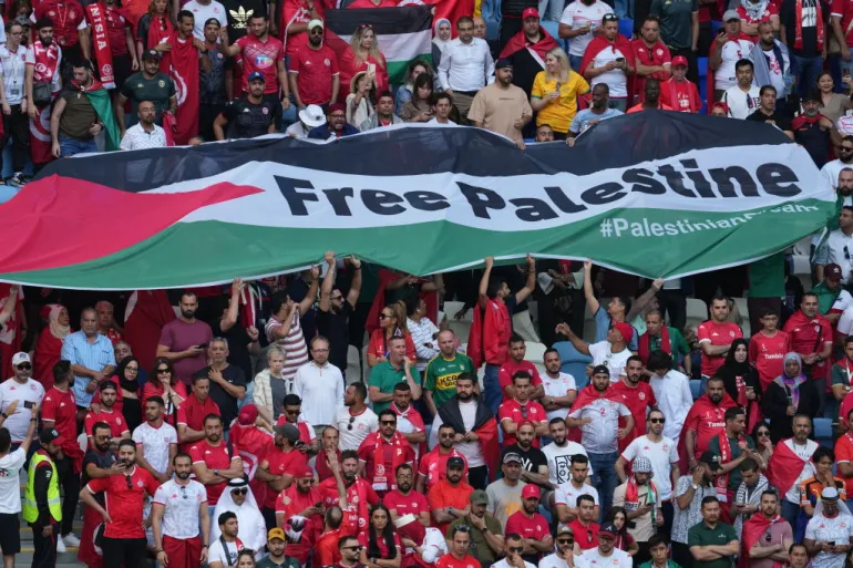 بالفيديو|| مشجع بريطاني يهتف “فلسطين حرة” خلال لقاء مع قناة إسرائيلية