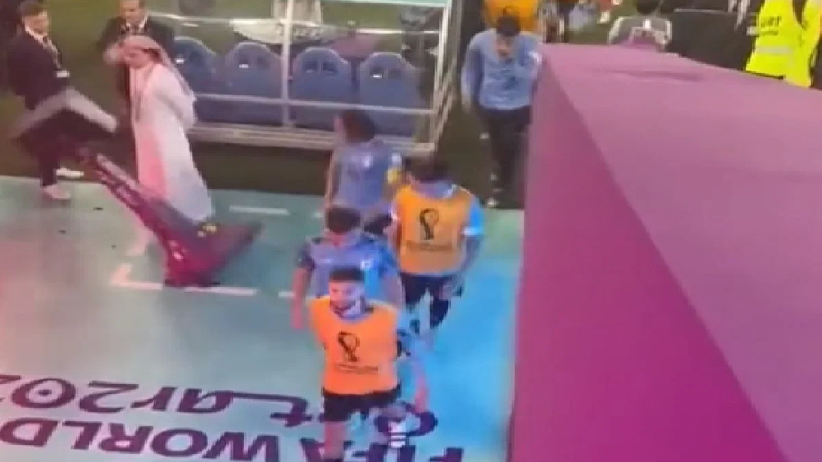 بالفيديو|| كاميرا المراقبة توثق اعتداء أحد اللاعبين على شاشة معلومات في قطر بسبب خسارة فريقه -فيديو 