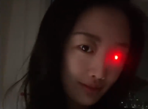 الفتاة الصينية التي فقدت عينها في حادث سيارة وهي صغيرة تصبح الآن سيدة آلية بعيونها