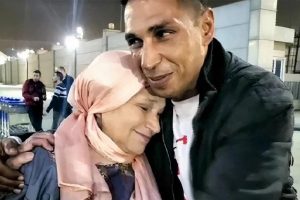 بعد 43 عاماً من البحث.. أردني يعود لحضن أمه المصرية 