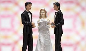 صدمت المجتمع .. الحاجة "سندس التونسية" تعلن الزواج من رجلين في وقت واحد