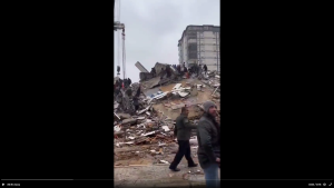 شاهد.. لحظة انهيار مبنى في تركيا أثناء إنقاذ المفقودين تحت الركام