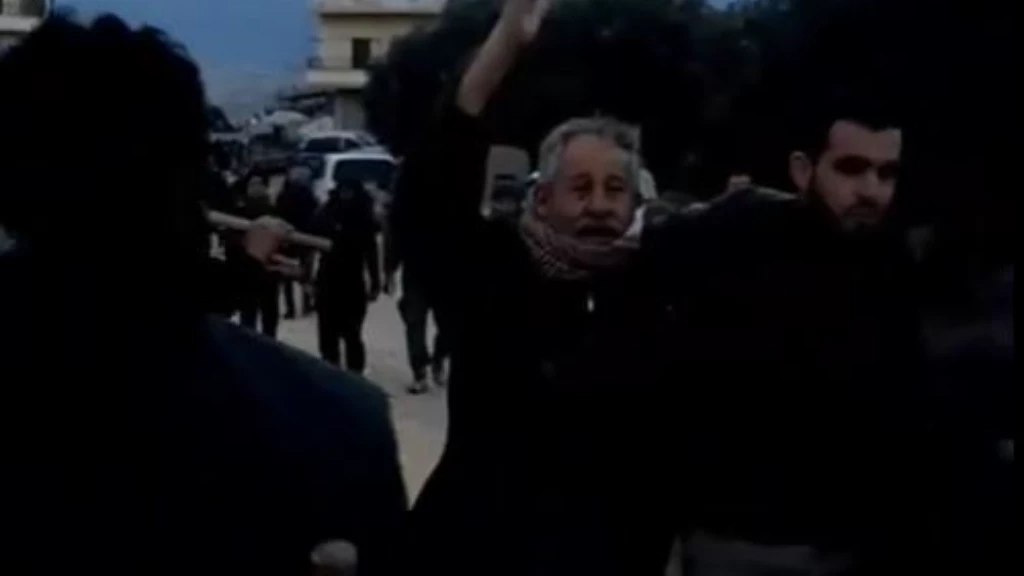 فرحة مسنّ سوري بإخراج أبنائه أحياء 