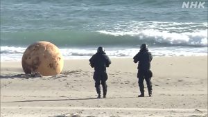ظهور كرة حديدية غريبة على شواطئ اليابان حيرت الخبراء (فيديو)