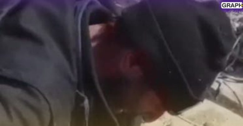 سوري يجهش بالبكاء فوق جثة والدته 