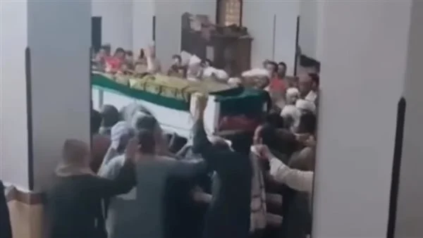 بالفيديو|| تابوت متوفي مصري يثير الجدل.. زعم حاملوه أنه رفض الخروج من المسجد