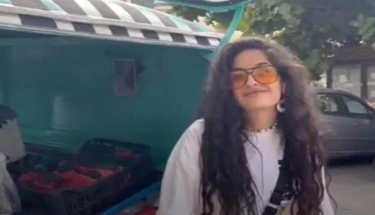 شابة لبنانية تعمل بائعة خضار على عربة مثيرة إعجاب رواد مواقع التواصل الاجتماعي